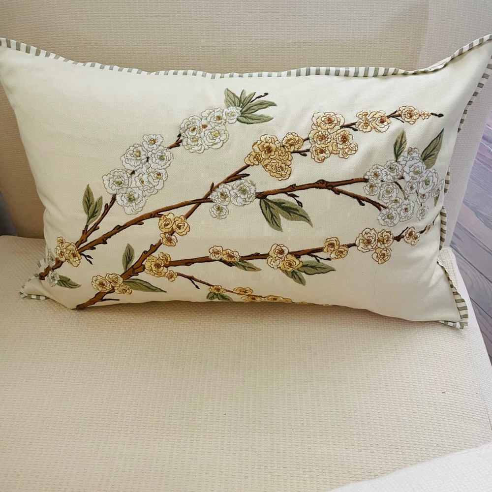 POTTERY BARN LINEN COTTON EMBROIDERED THROW PILLOW 16x26 - Picture 3 of 16